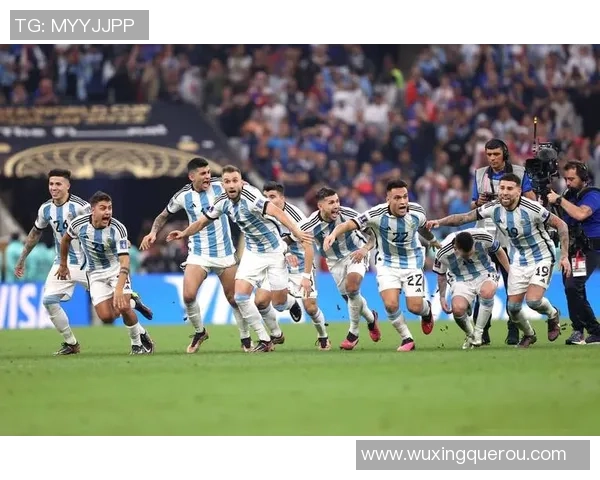 足球左脚中场球星：技艺精湛的场上指挥官与攻防枢纽